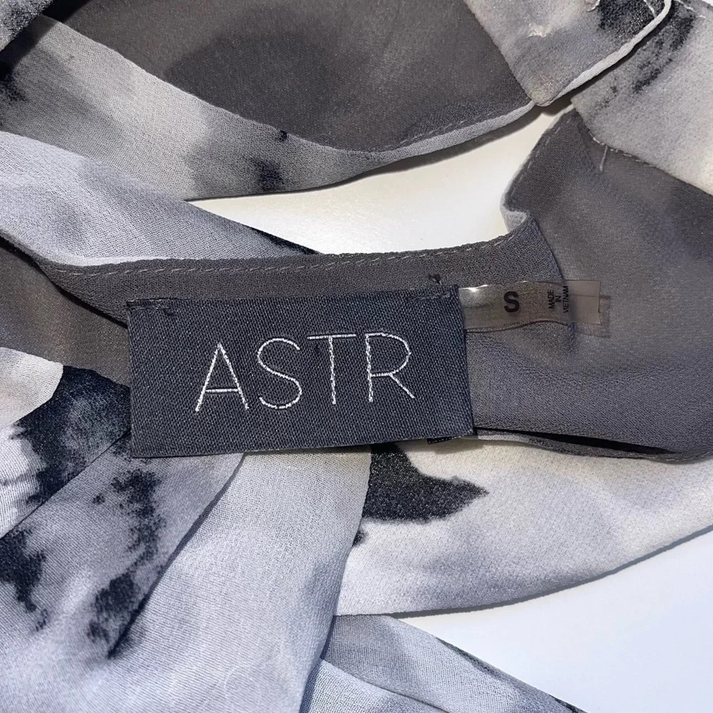 ASTR The Label White & Gray Watercolor Floral Print Shift Dress Small Women’s - Picture 10 of 12